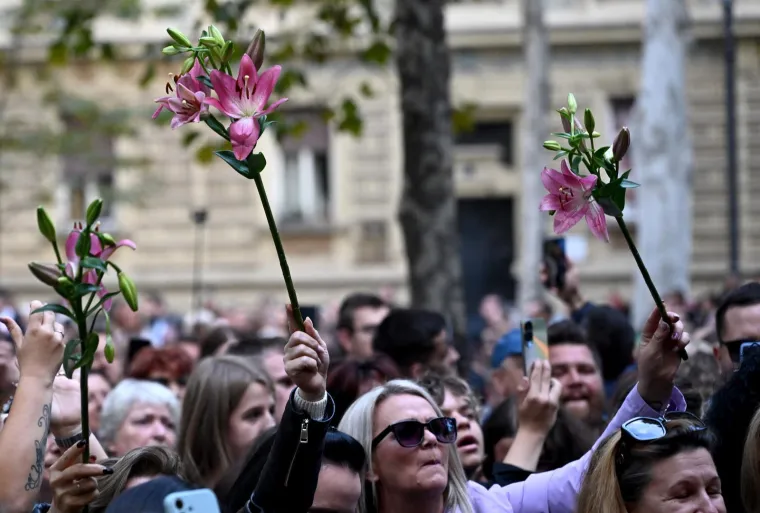 Harmonika, ljiljani i suze za Halida: Okupila se gomila obožavatelja, među njima i poznata lica