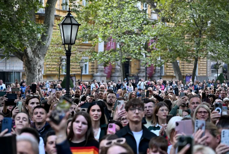 Harmonika, ljiljani i suze za Halida: Okupila se gomila obožavatelja, među njima i poznata lica