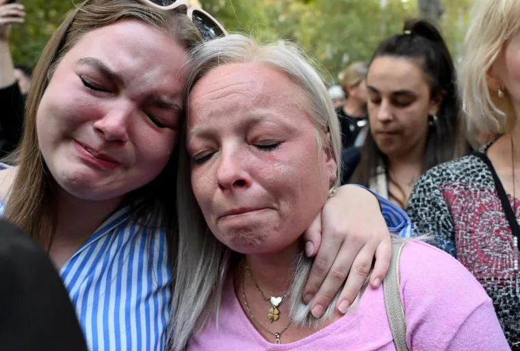 Harmonika, ljiljani i suze za Halida: Okupila se gomila obožavatelja, među njima i poznata lica