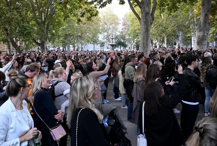 Harmonika, ljiljani i suze za Halida: Okupila se gomila obožavatelja, među njima i poznata lica