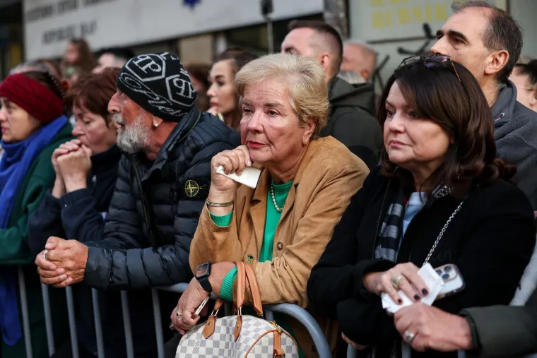 Sarajlije u suzama, stigla Hanka Paldum: Krenulo okupljanje u čast Halidu Bešliću