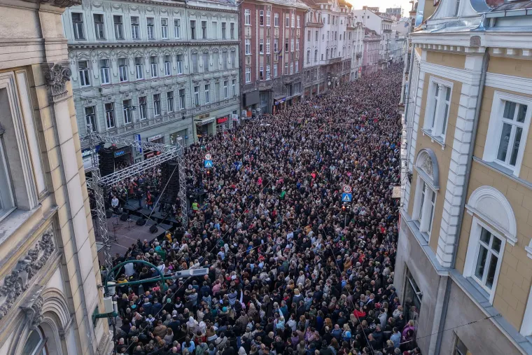 Sarajlije u suzama, stigla Hanka Paldum: Krenulo okupljanje u čast Halidu Bešliću