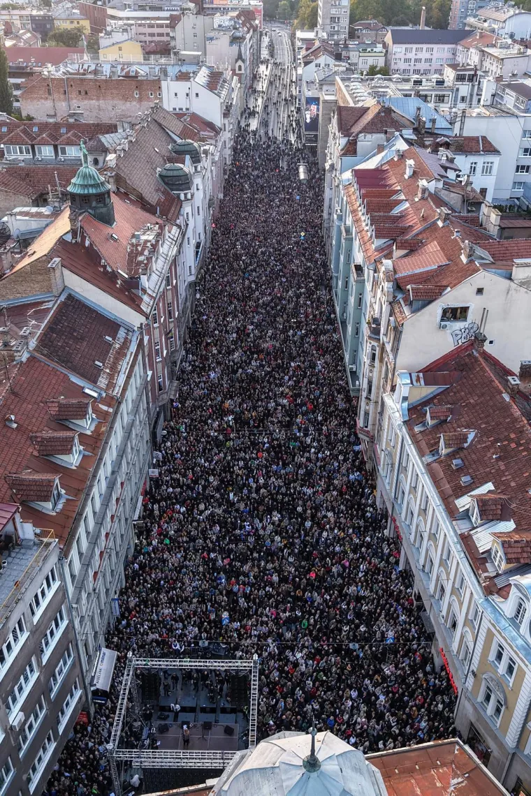 Sarajlije u suzama, stigla Hanka Paldum: Krenulo okupljanje u čast Halidu Bešliću