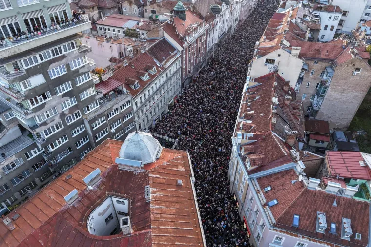 Sarajlije u suzama, stigla Hanka Paldum: Krenulo okupljanje u čast Halidu Bešliću