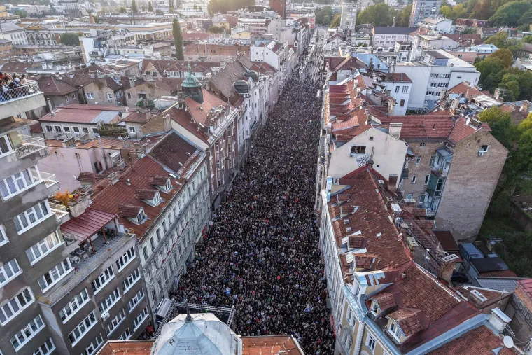 Sarajlije u suzama, stigla Hanka Paldum: Krenulo okupljanje u čast Halidu Bešliću