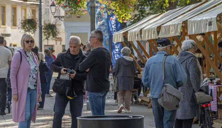 Neki su gledali kestene, ali ipak su se svi okretali za njom: Ova dama ukrala je show u Karlovcu