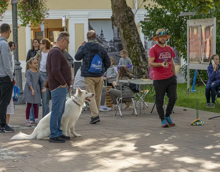 Neki su gledali kestene, ali ipak su se svi okretali za njom: Ova dama ukrala je show u Karlovcu