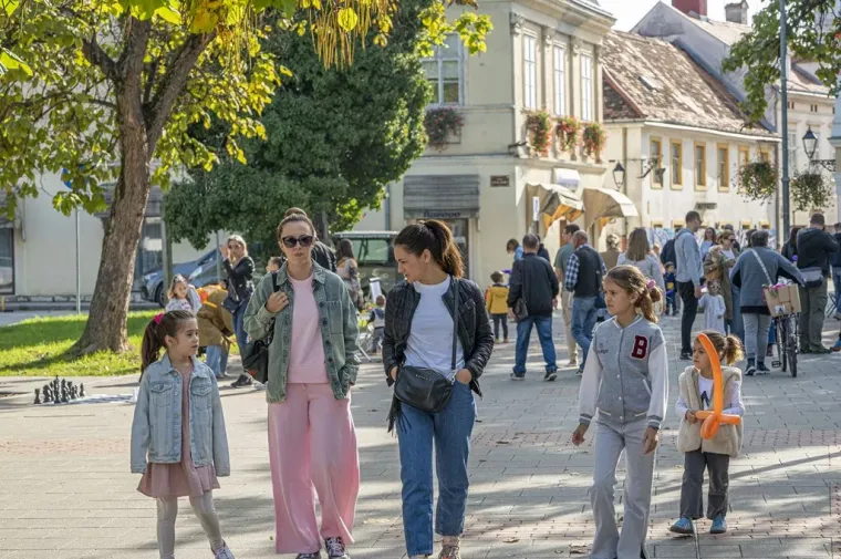 Neki su gledali kestene, ali ipak su se svi okretali za njom: Ova dama ukrala je show u Karlovcu