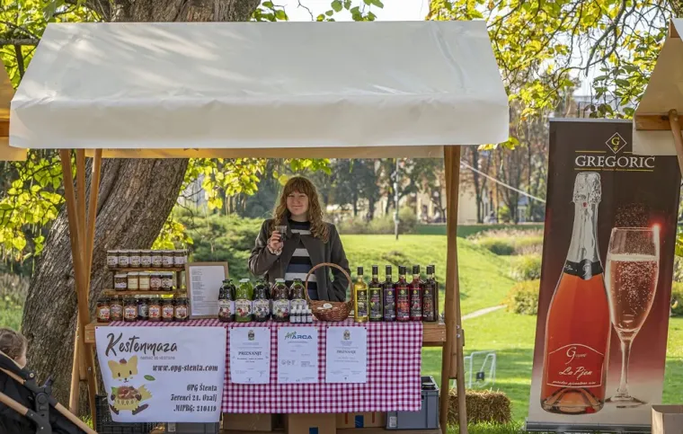 Neki su gledali kestene, ali ipak su se svi okretali za njom: Ova dama ukrala je show u Karlovcu