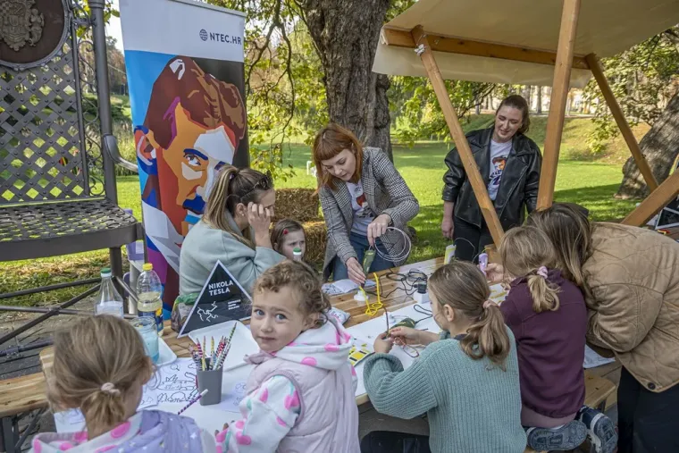 Neki su gledali kestene, ali ipak su se svi okretali za njom: Ova dama ukrala je show u Karlovcu