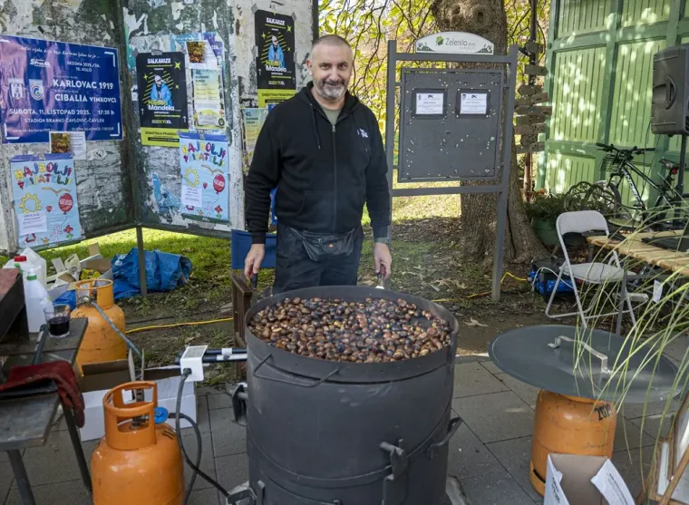 Neki su gledali kestene, ali ipak su se svi okretali za njom: Ova dama ukrala je show u Karlovcu