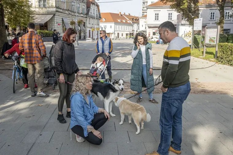 Neki su gledali kestene, ali ipak su se svi okretali za njom: Ova dama ukrala je show u Karlovcu