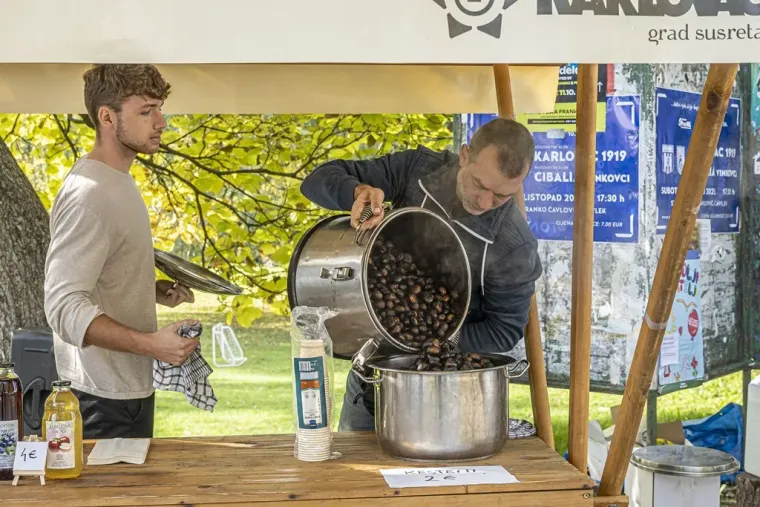Neki su gledali kestene, ali ipak su se svi okretali za njom: Ova dama ukrala je show u Karlovcu