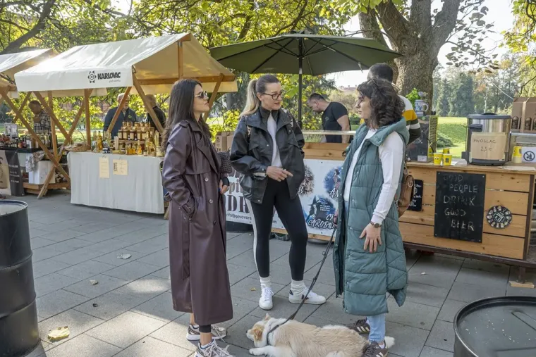 Neki su gledali kestene, ali ipak su se svi okretali za njom: Ova dama ukrala je show u Karlovcu
