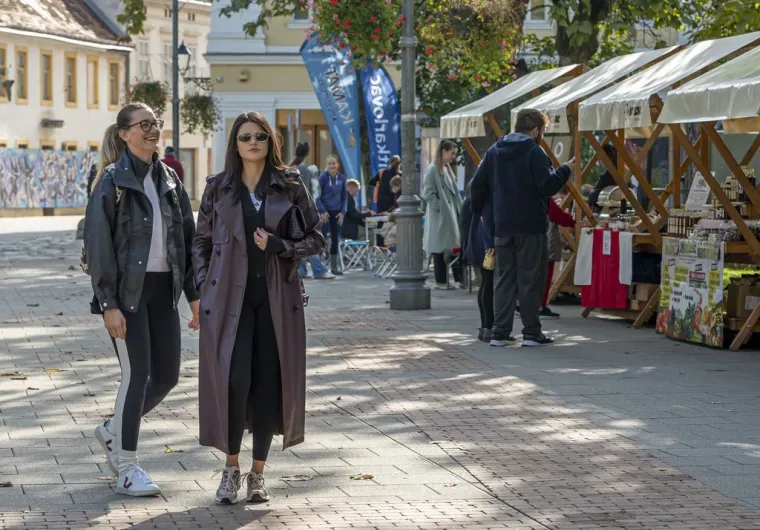 Neki su gledali kestene, ali ipak su se svi okretali za njom: Ova dama ukrala je show u Karlovcu