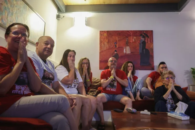 Pogledajte suze radosnice i slavlje u Tel Avivu: Taoci se nakon dvije godine vraćaju kući