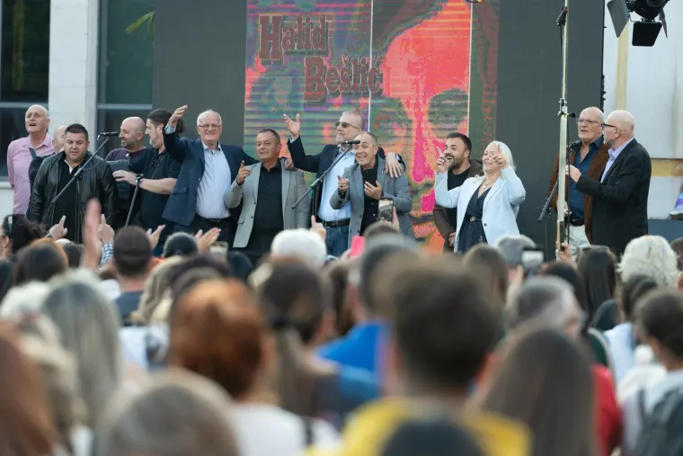 Srbija i Crna Gora oplakuju kralja narodne glazbe: Građani u suzama pjevali njegove hitove