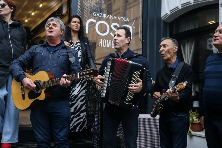 Srbija i Crna Gora oplakuju kralja narodne glazbe: Građani u suzama pjevali njegove hitove