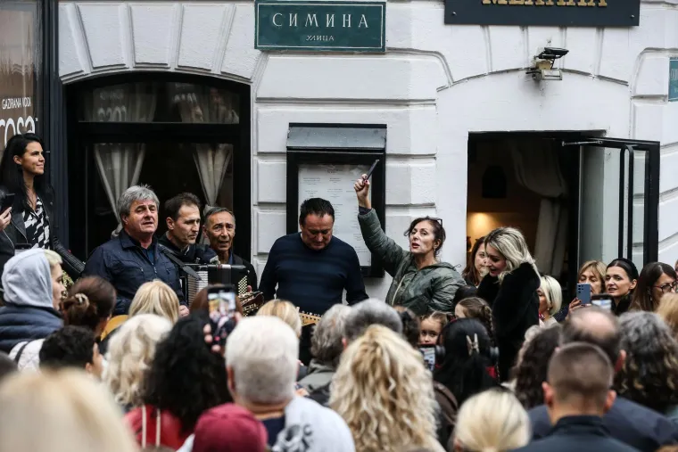 Srbija i Crna Gora oplakuju kralja narodne glazbe: Građani u suzama pjevali njegove hitove