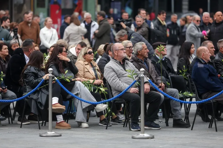 Suze, cvijeće i tuga na licima: Stotine obožavatelja stiglo na komemoraciju za Halida