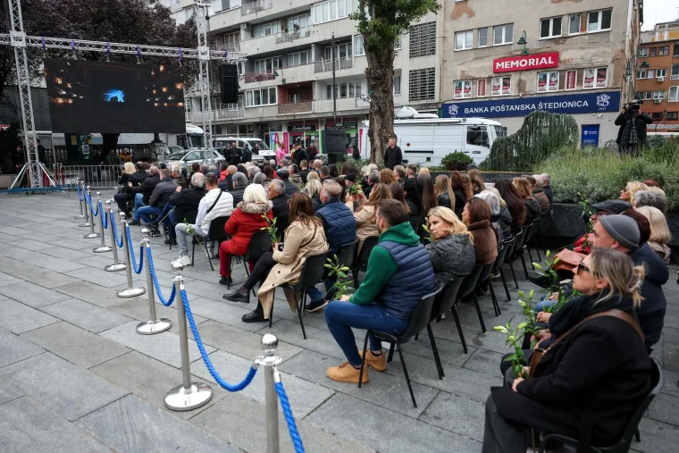 Suze, cvijeće i tuga na licima: Stotine obožavatelja stiglo na komemoraciju za Halida