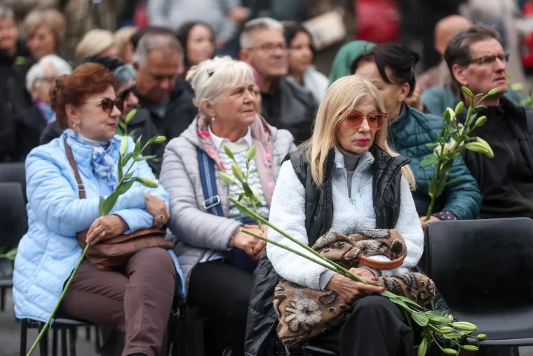 Suze, cvijeće i tuga na licima: Stotine obožavatelja stiglo na komemoraciju za Halida
