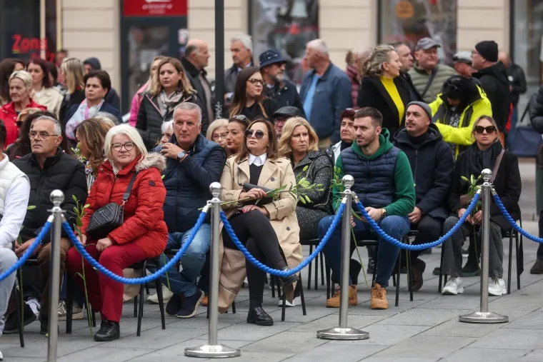 Suze, cvijeće i tuga na licima: Stotine obožavatelja stiglo na komemoraciju za Halida