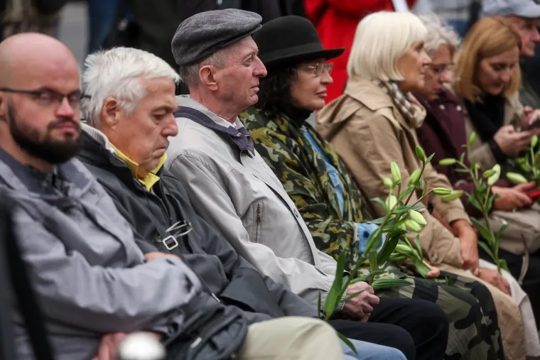 Suze, cvijeće i tuga na licima: Stotine obožavatelja stiglo na komemoraciju za Halida