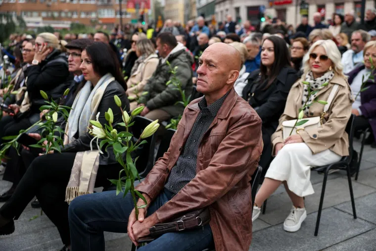 Suze, cvijeće i tuga na licima: Stotine obožavatelja stiglo na komemoraciju za Halida