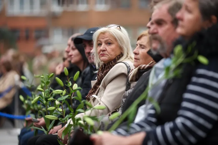 Suze, cvijeće i tuga na licima: Stotine obožavatelja stiglo na komemoraciju za Halida