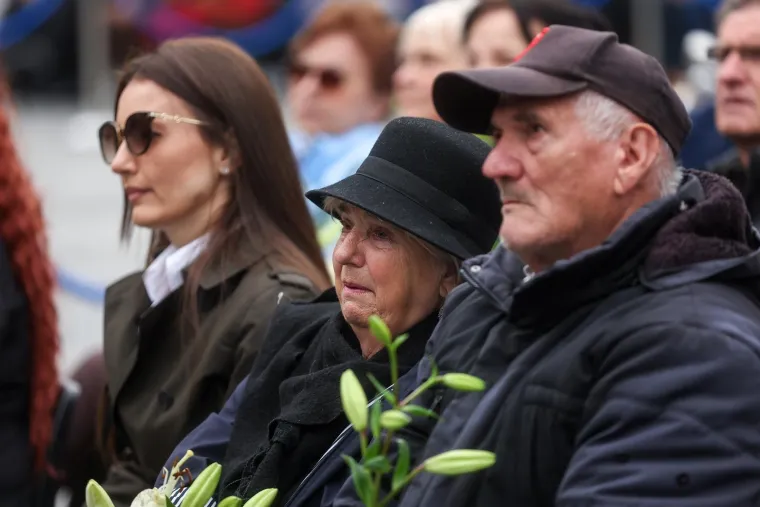Suze, cvijeće i tuga na licima: Stotine obožavatelja stiglo na komemoraciju za Halida