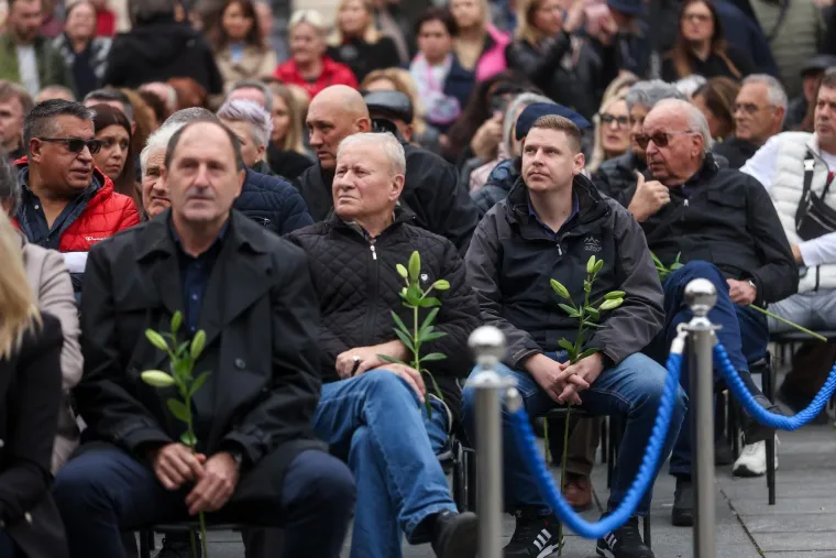 Suze, cvijeće i tuga na licima: Stotine obožavatelja stiglo na komemoraciju za Halida