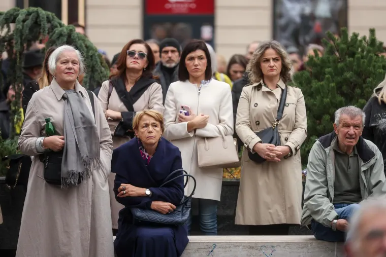 Suze, cvijeće i tuga na licima: Stotine obožavatelja stiglo na komemoraciju za Halida