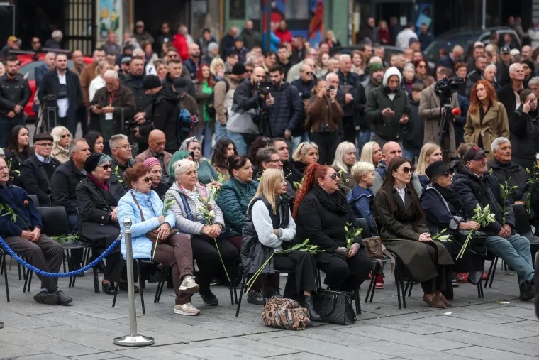 Suze, cvijeće i tuga na licima: Stotine obožavatelja stiglo na komemoraciju za Halida