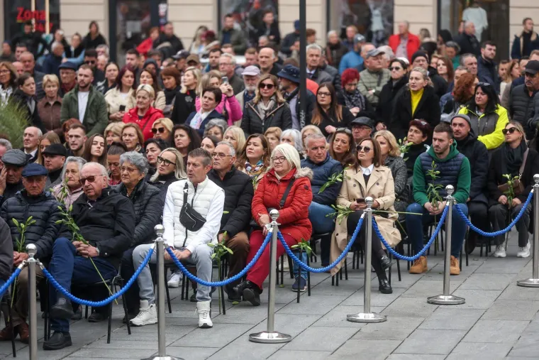Suze, cvijeće i tuga na licima: Stotine obožavatelja stiglo na komemoraciju za Halida