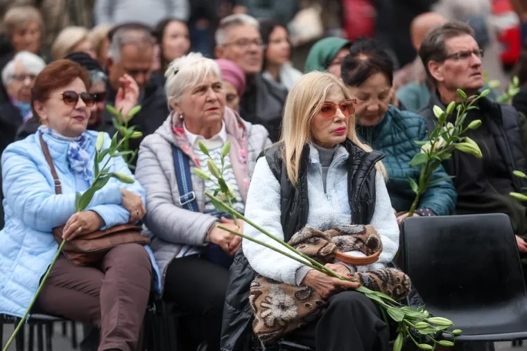 Suze, cvijeće i tuga na licima: Stotine obožavatelja stiglo na komemoraciju za Halida