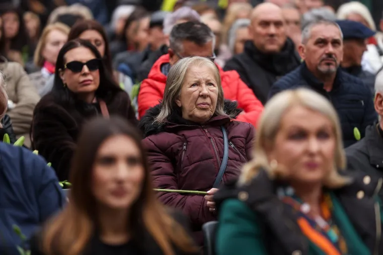 Suze, cvijeće i tuga na licima: Stotine obožavatelja stiglo na komemoraciju za Halida