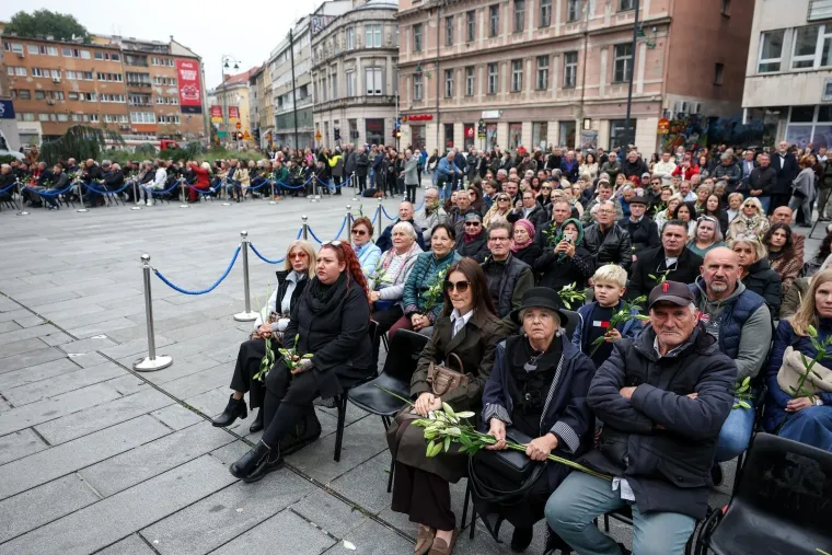 Suze, cvijeće i tuga na licima: Stotine obožavatelja stiglo na komemoraciju za Halida