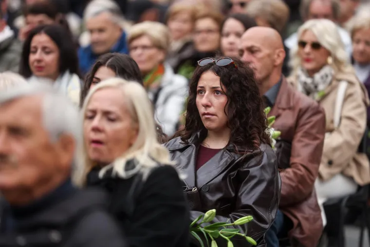 Suze, cvijeće i tuga na licima: Stotine obožavatelja stiglo na komemoraciju za Halida