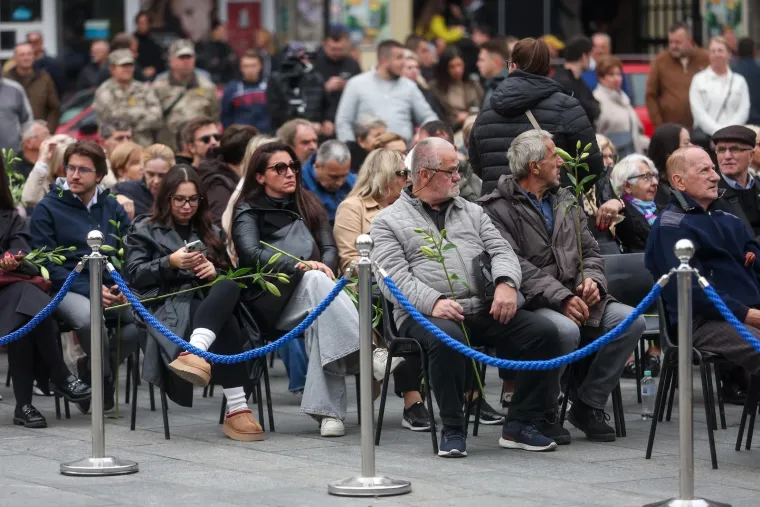 Suze, cvijeće i tuga na licima: Stotine obožavatelja stiglo na komemoraciju za Halida