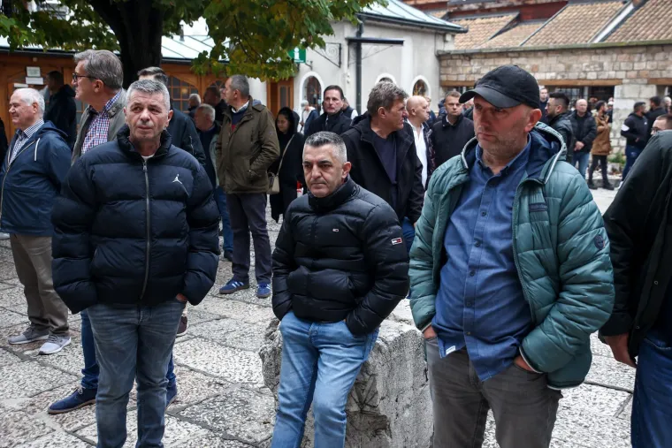 Sarajevo tuguje: Ovako je izgledala molitva u Begovoj džamiji, fotografije iz zraka su nevjerojatne