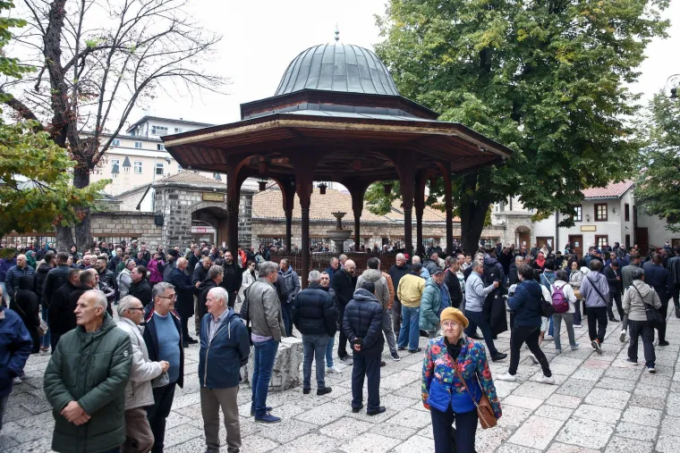 Sarajevo tuguje: Ovako je izgledala molitva u Begovoj džamiji, fotografije iz zraka su nevjerojatne
