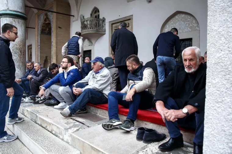 Sarajevo tuguje: Ovako je izgledala molitva u Begovoj džamiji, fotografije iz zraka su nevjerojatne
