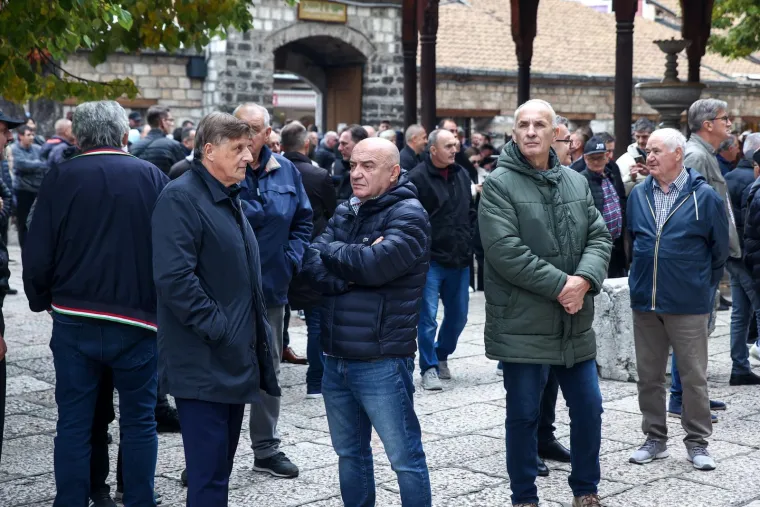 Sarajevo tuguje: Ovako je izgledala molitva u Begovoj džamiji, fotografije iz zraka su nevjerojatne