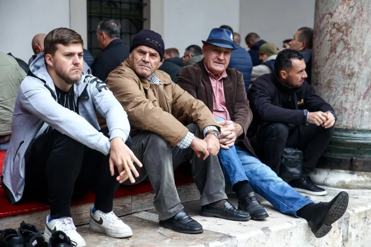 Sarajevo tuguje: Ovako je izgledala molitva u Begovoj džamiji, fotografije iz zraka su nevjerojatne