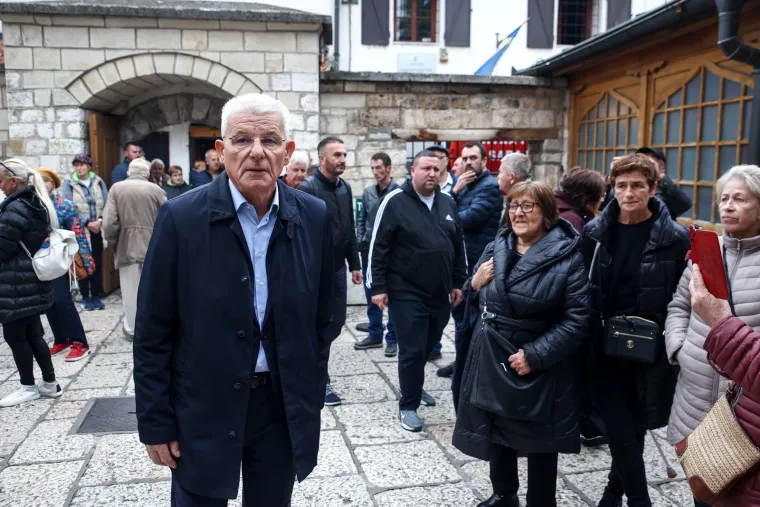 Sarajevo tuguje: Ovako je izgledala molitva u Begovoj džamiji, fotografije iz zraka su nevjerojatne