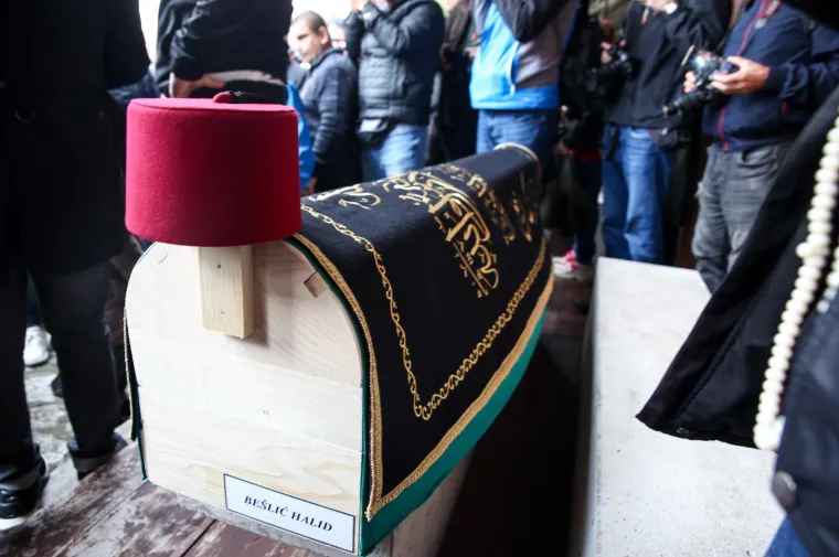 Sarajevo tuguje: Ovako je izgledala molitva u Begovoj džamiji, fotografije iz zraka su nevjerojatne