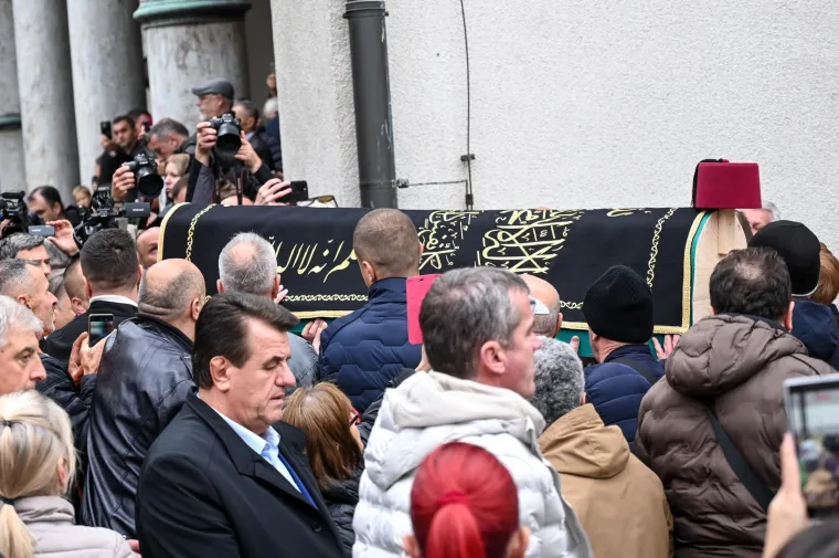 Sarajevo tuguje: Ovako je izgledala molitva u Begovoj džamiji, fotografije iz zraka su nevjerojatne