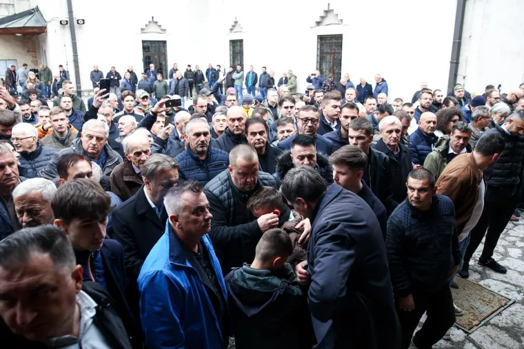 Sarajevo tuguje: Ovako je izgledala molitva u Begovoj džamiji, fotografije iz zraka su nevjerojatne