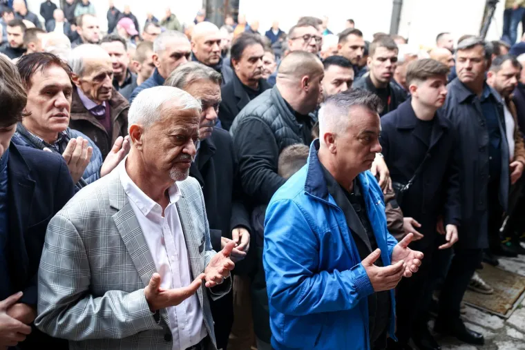 Sarajevo tuguje: Ovako je izgledala molitva u Begovoj džamiji, fotografije iz zraka su nevjerojatne